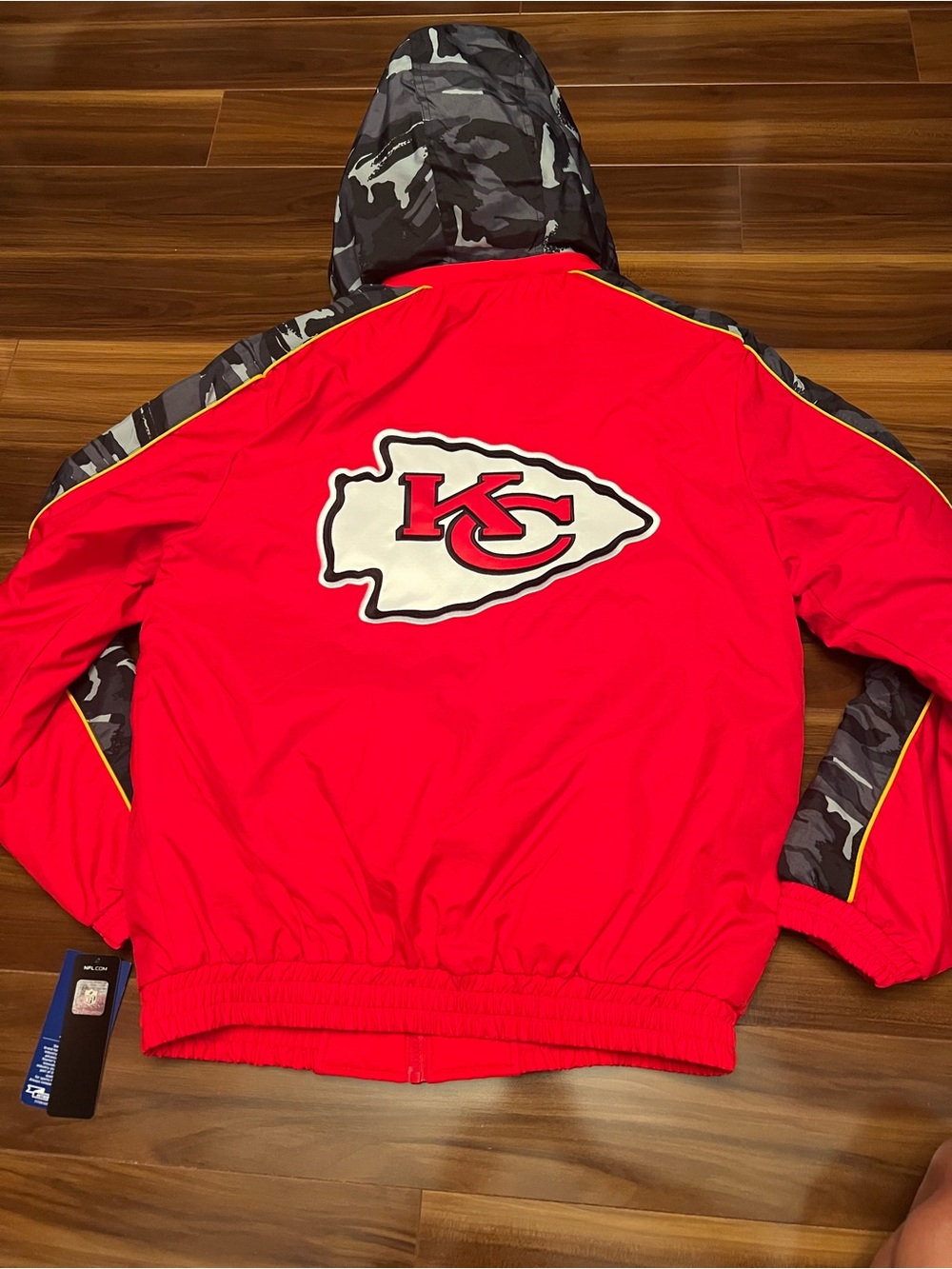 STARTER Men’s Red Kansas City Chiefs Hooded Puffer Jacket with Camo Accents - Picture 2 of 5